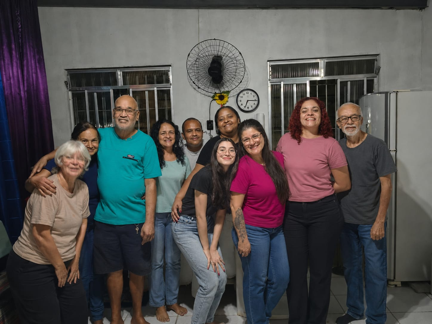 Grupo de pessoas reunidas no Instituto EvoluArte Brasil